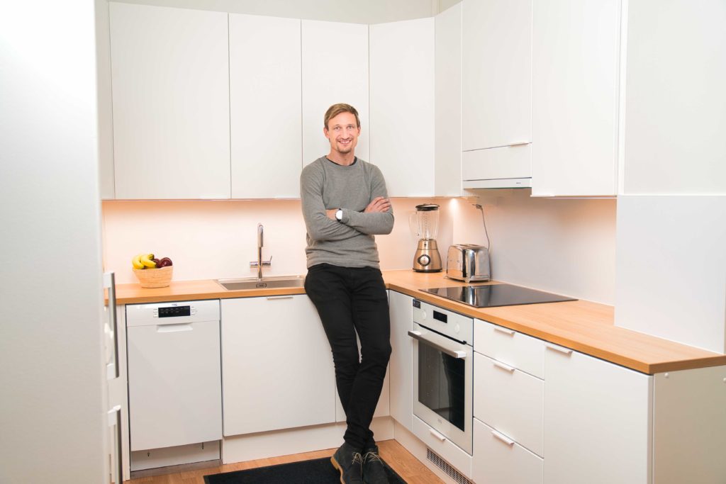 Sami Hyypiä toteutti kerrostaloasunnon keittiöuudistuksen – katso ennen ja jälkeen kuvat!