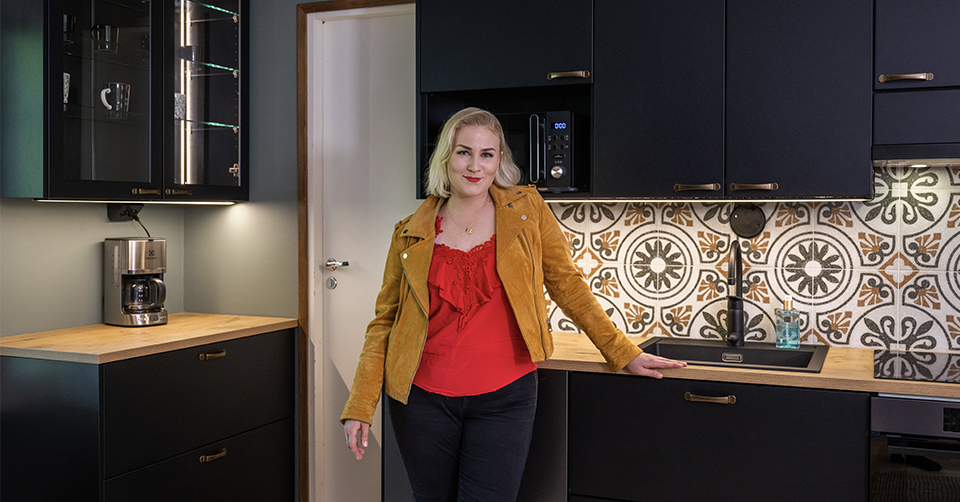 Noora Louhimon musta keittiö on täynnä persoonallisuutta ja rustiikkista tunnelmaa – Elegan kotimainen keittiöuudistus oli käytännöllinen ratkaisu!